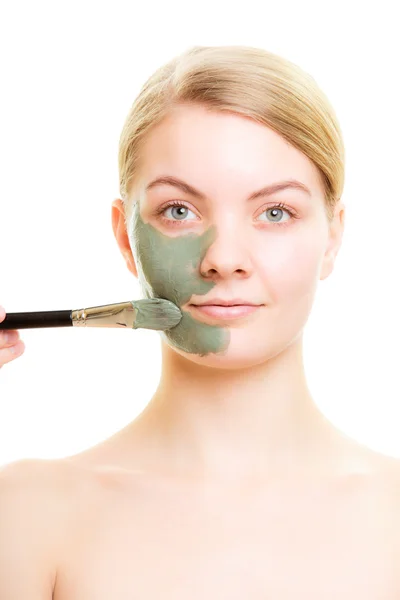 女性の顔に粘土泥マスクを適用します。. — ストック写真