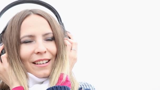 Woman in headphones listening to music — Stock Video