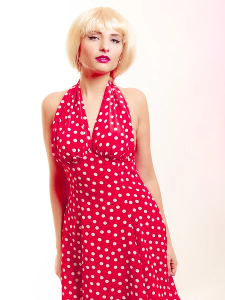 Portrait beautiful pinup girl in blond wig retro red dress — Stock Photo, Image