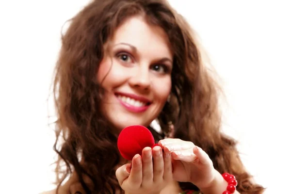 Mujer sosteniendo un regalo con anillo de compromiso — Foto de Stock