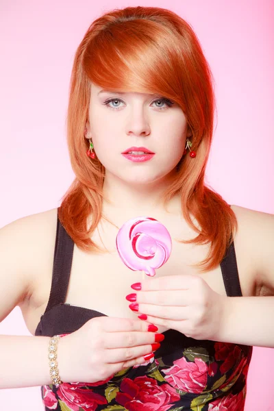 Sexy jonge vrouw bedrijf snoep. — Stockfoto