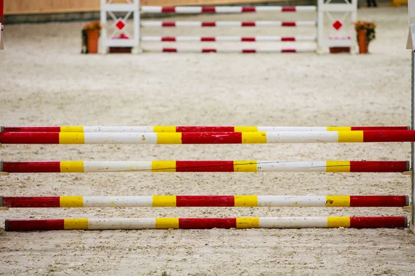 Obstáculo branco vermelho amarelo para pular cavalos — Fotografia de Stock