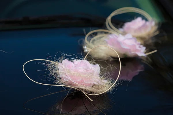 Свадебный автомобиль украшен розовыми цветами — стоковое фото