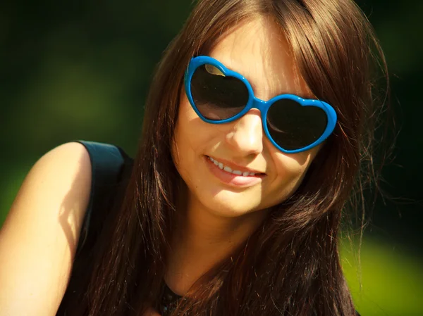 Portrett av kvinne i blå solbriller utendørs – stockfoto