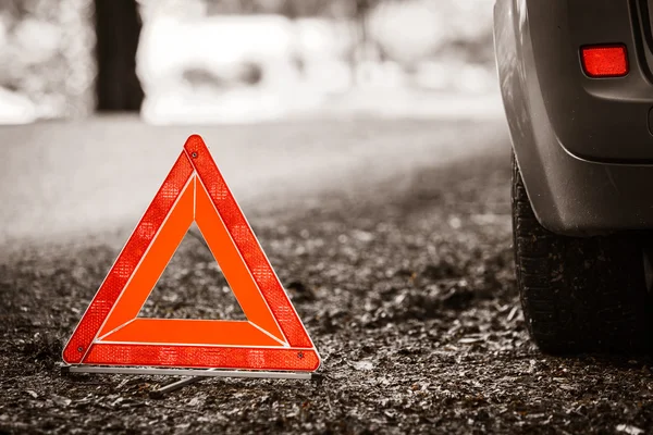 Aviso vermelho triângulo sinal na estrada — Fotografia de Stock