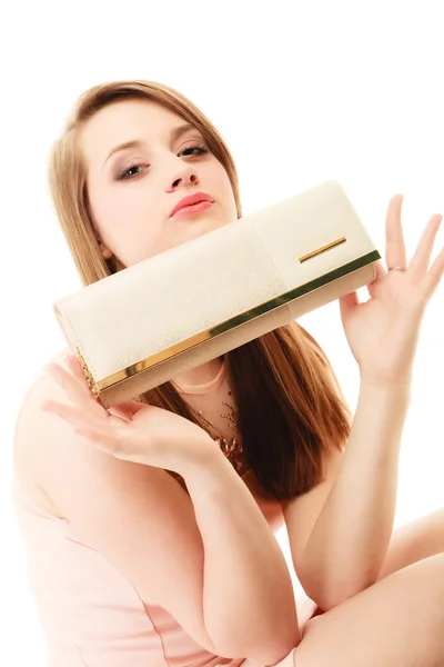 Retrato de chica mostrando bolso elegante — Foto de Stock