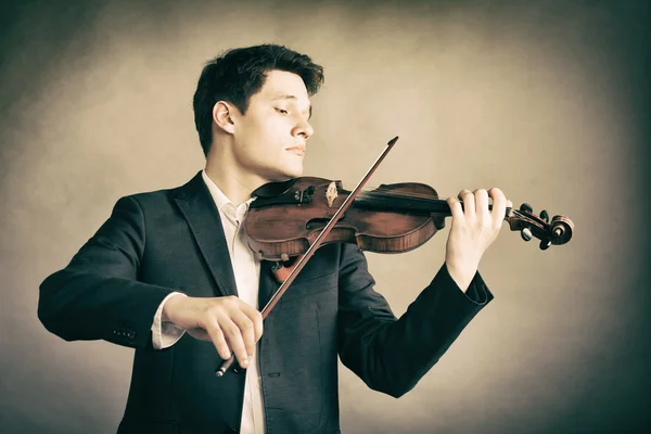 Hombre violinista tocando el violín . — Foto de Stock