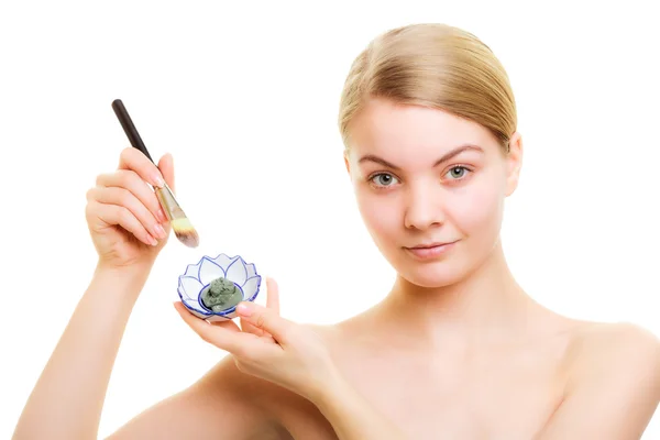 Woman applying clay mud mask on face. — Stock Photo, Image