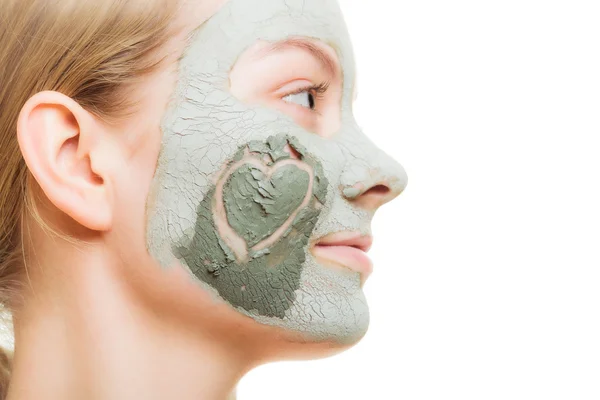 Vrouw in klei modder masker op gezicht — Stockfoto