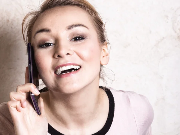 Mujer de negocios hablando en el teléfono inteligente móvil — Foto de Stock