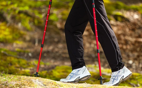 Kvinnliga ben vandring i skog eller park. — Stockfoto