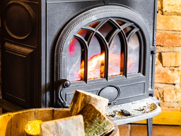 Камин с огненным пламенем и дровами в интерьере бочки — стоковое фото