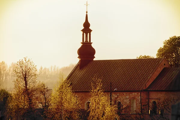 Tornet av kyrkan liten tegelsten — Stockfoto