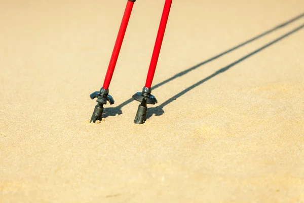Červené tyčinky na písečné pláži — Stock fotografie