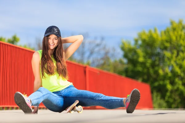 Cool holka bruslař s skateboard — Stock fotografie