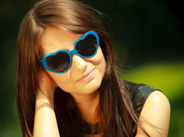 Kék napszemüveget kültéri nő portréja — Stock Fotó