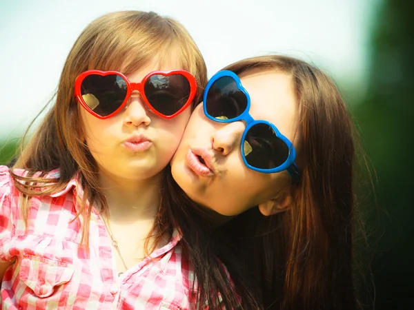 어머니와 아이 선글라스 재미 있는 얼굴 만들기 — 스톡 사진