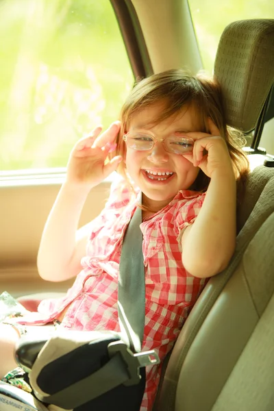 Vervoer. klein meisje kind kind zittend in de auto — Stockfoto