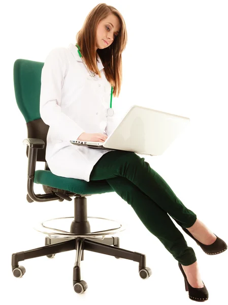 Žena lékař pracující na počítači laptop — Stock fotografie