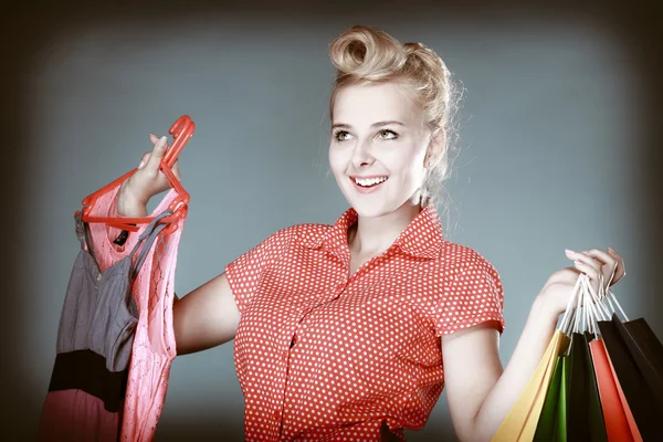 Pinup girl with shopping bags buying clothes — Stock Photo, Image