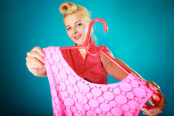 Pinup girl köpa kläder rosa klänning. — Stockfoto