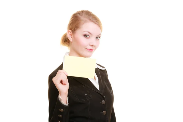 Donna d'affari in possesso di carta di spazio copia vuota — Foto Stock