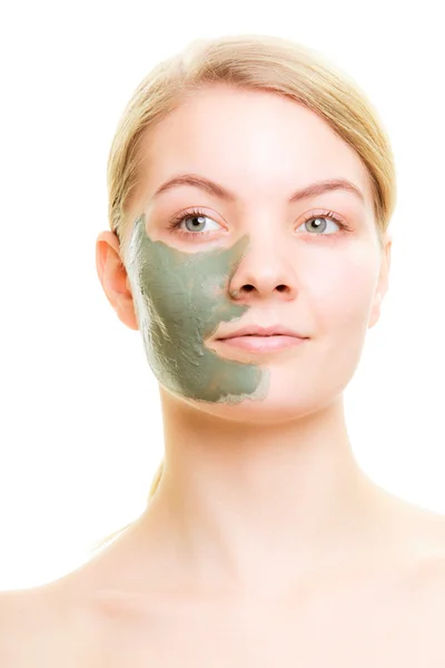 Vrouw met klei modder masker op gezicht. — Stockfoto
