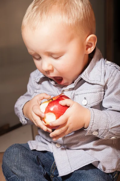 Kleiner Junge isst zu Hause Apfelfrüchte — Stockfoto