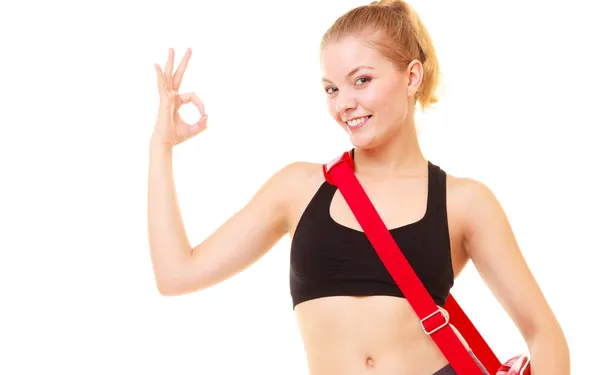 Chica de fitness con bolsa de gimnasio mostrando señal de mano ok —  Fotos de Stock