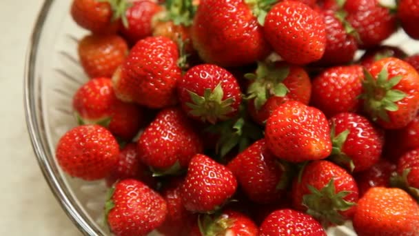 Fresh, ripe, juicy strawberry slide on plate — Stock Video
