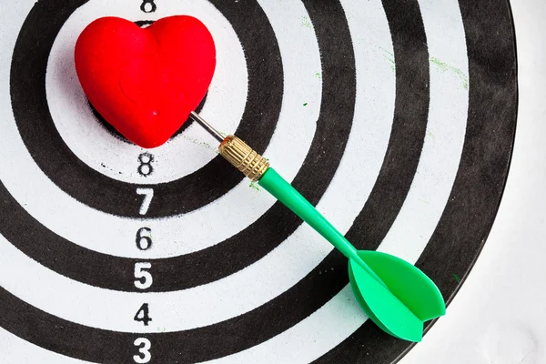 Zwart wit doel met dart in liefde hartsymbool als bullseye — Stockfoto