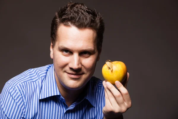 Lycklig man håller apple frukt — Stockfoto