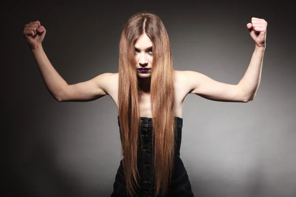 Грустная девушка с длинными волосами и творческий макияж, показывающий ее мышцы — стоковое фото
