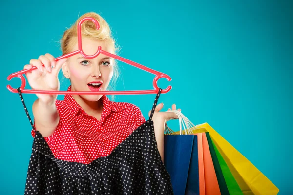 Pinup menina com sacos de compras comprar saia — Fotografia de Stock