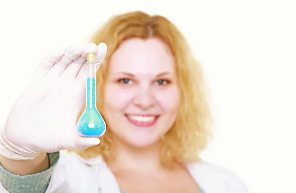 Mujer química con frasco de cristalería química — Foto de Stock