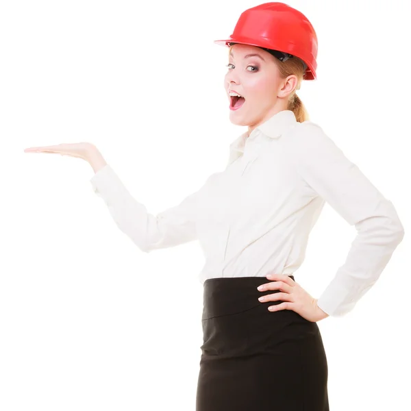Mulher engenheira arquiteta em capacete de segurança vermelho — Fotografia de Stock