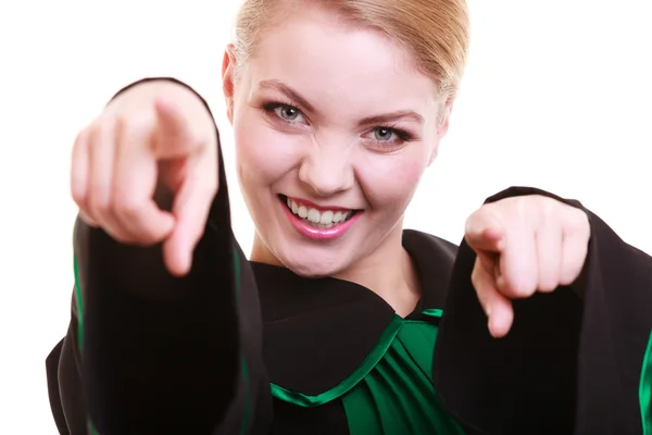 Glückliche Rechtsanwältin in klassisch poliertem schwarz-grünem Kleid — Stockfoto