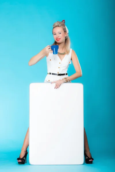 Mujer sexy estilo retro con el cartel de la pancarta de presentación en blanco . — Foto de Stock