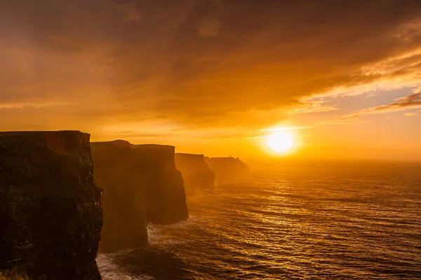 Gün batımında moher, co. clare kayalıklarla — Stok fotoğraf