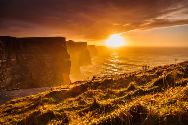 Gün batımında moher, co. clare kayalıklarla — Stok fotoğraf