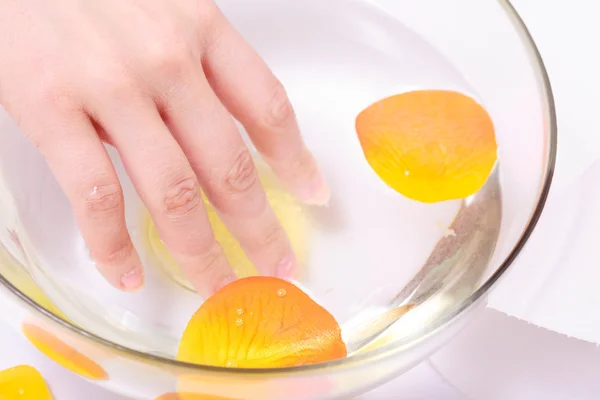 Kvinnlig hand blötläggning i glasskål med vatten — Stockfoto