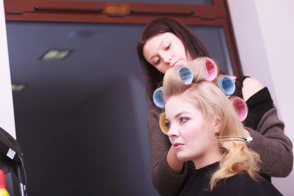 Vacker blond flicka hår papiljotter rullar frisör skönhetssalong — Stockfoto