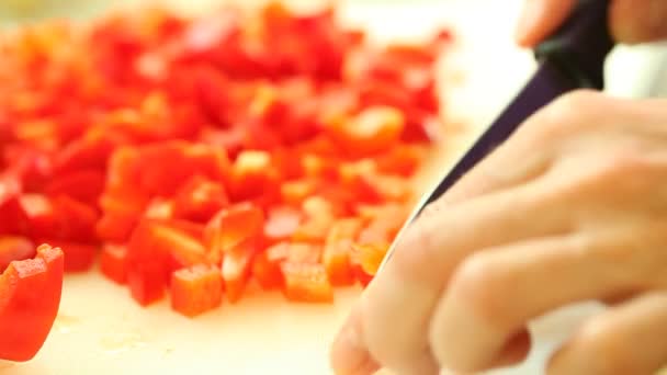 Mãos de mulher com faca de cozinha cortando o pimentão vermelho — Vídeo de Stock