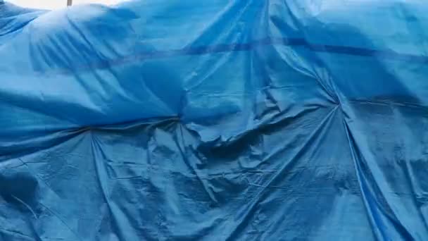 Blauwe plastic folie op de wind — Stockvideo