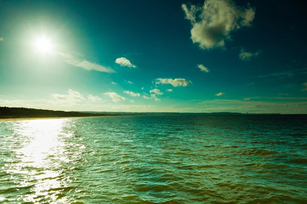 Blick auf blauen Himmel am Meer oder Meerwasser. — Stockfoto