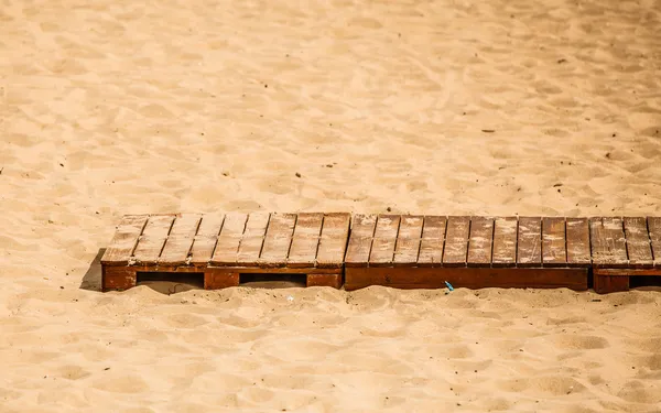 Passeio de madeira em uma praia arenosa . — Fotografia de Stock
