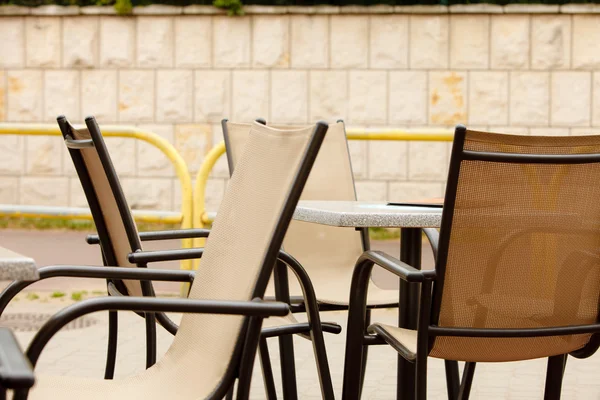 Chaises de restaurant blanches et noires extérieur . — Photo