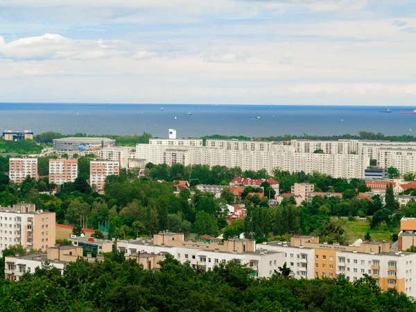 Luchtfoto uitzicht vanaf de toren van district gdansk gebouwen en zee. — Stockfoto