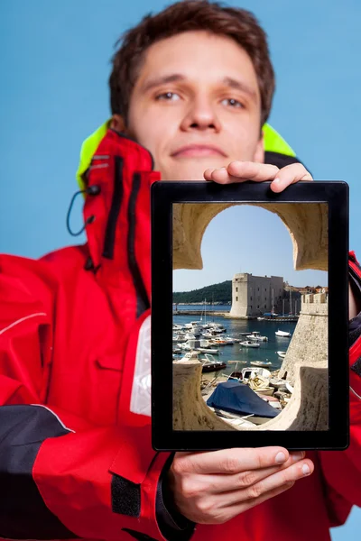 Adam Dubrovnik Hırvatistan'da tablet üzerinde gösteriliyor. — Stok fotoğraf