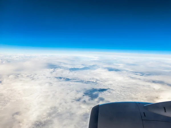 Uitzicht vanuit venster van vliegtuig vliegen in wolken — Stockfoto